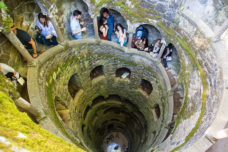 Pozzo Iniziatico, Quinta da Regaleira. Foto di <a href="https://commons.wikimedia.org/wiki/File:The_gardens_of_the_Quinta_da_Regaleira_–_Initiation_Well_(34322957286).jpg" target="_blank" rel="nofollow noopener">Maria Eklind</a>