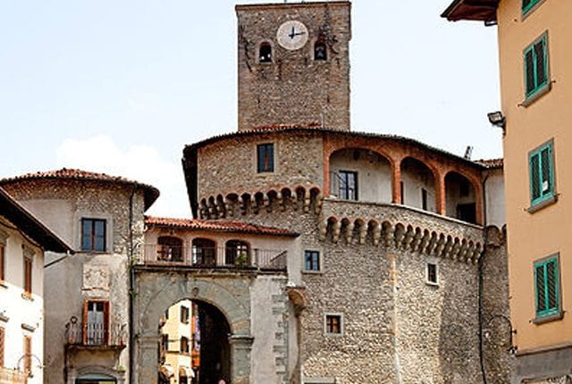 Rocca di Castelnuovo della Garfagnana. Foto di <a href="https://it.wikipedia.org/wiki/File:Castelnuovo–di–Garfagnana–Stadttor.jpg" target="_blank" rel="nofollow noopener">Hpschaefer</a>