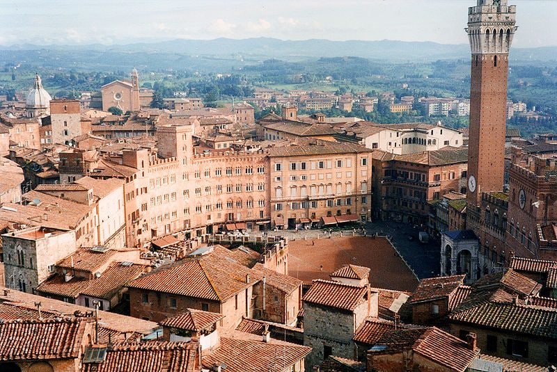 Sena, vista su Piazza del Campo. Foto di <a href="https://it.wikipedia.org/wiki/File:Siena–view.jpg" target="_blank" rel="nofollow noopener">flissphil</a>