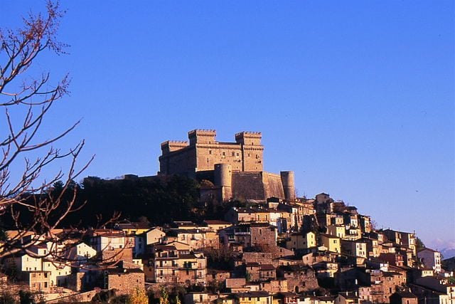 Castello Piccolomini – Foto <a href="https://scn.wikipedia.org/wiki/File:Castello_Piccolomini_e_Borgo_di_Celano.jpg" target="_blank" rel="nofollow noopener">Wikipedia</a>