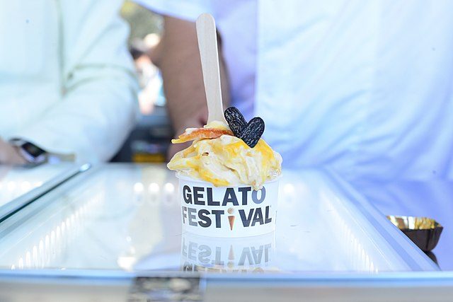 Una squisita coppetta offerta durante il Gelato Festival – Foto <a href="https://commons.wikimedia.org/wiki/File:Gelato_Festival_coppetta.jpg" target="_blank" rel="nofollow noopener">Wikipedia</a>