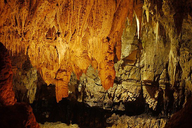 Grotte di Stiffe – Foto <a href="https://commons.wikimedia.org/wiki/File:Grotte_di_Stiffe_(7724440102).jpg" target="_blank" rel="nofollow noopener">Wikimedia Commons</a>