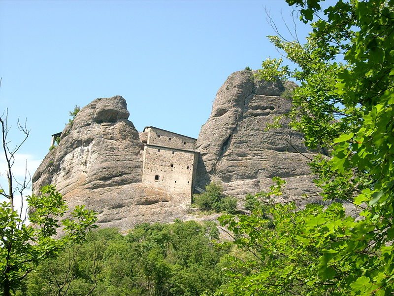 Castello della Pietra presso Vobbia, Liguria. Foto di <a href="https://it.m.wikipedia.org/wiki/File:Vobbia–IMG_0524.JPG" target="_blank" rel="nofollow noopener">Davide Papalini</a>