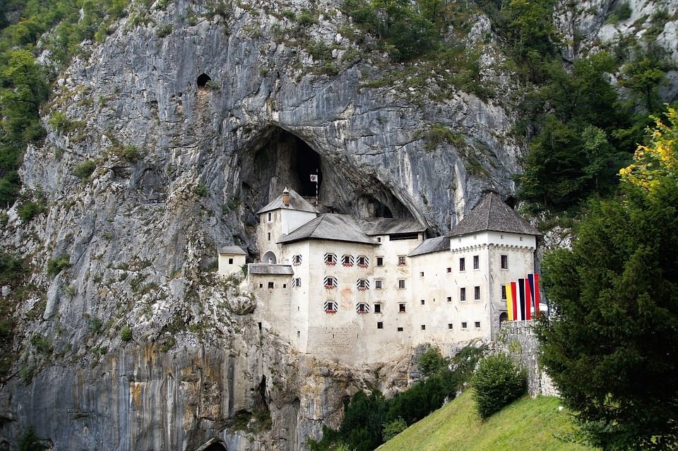 Castello di Predjama. Foto di <a href="https://pixabay.com/it/photos/predjama–predjamski–grad–castello–2571932/" target="_blank" rel="nofollow noopener">ivabalk</a>