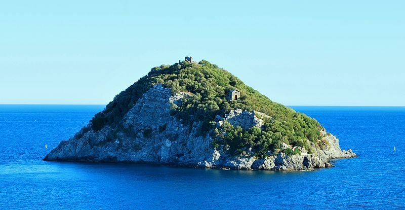 Isola di Bergeggi. Foto di <a href="https://it.wikipedia.org/wiki/File:Isola_di_Bergeggi.JPG" target="_blank" rel="nofollow noopener">Franciop</a>