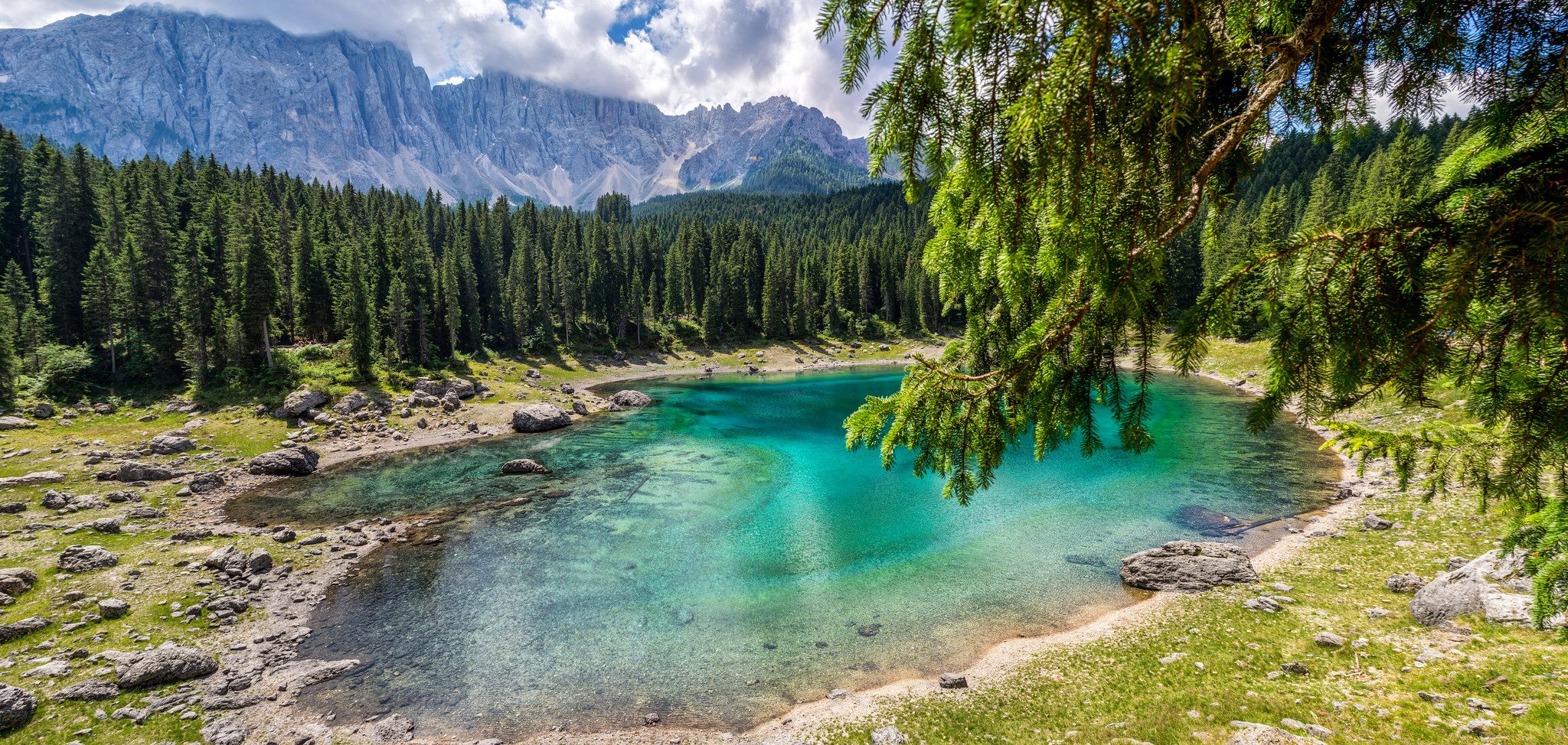 Lago di Carezza, Val d’Ega. Foto di <a href="https://www.flickr.com/photos/mattiamc/35664653901/" target="_blank" rel="nofollow noopener">Mattia Mc</a>