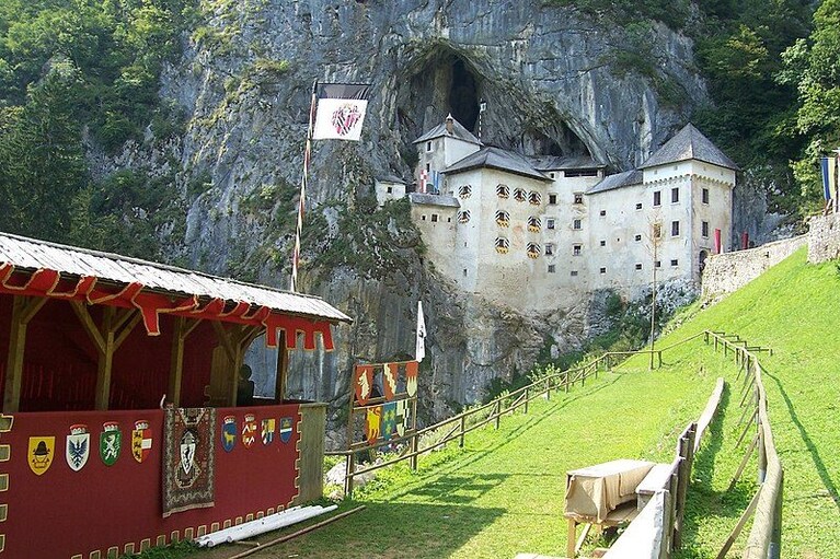 Panorama del castello di Predjama. Slovenia