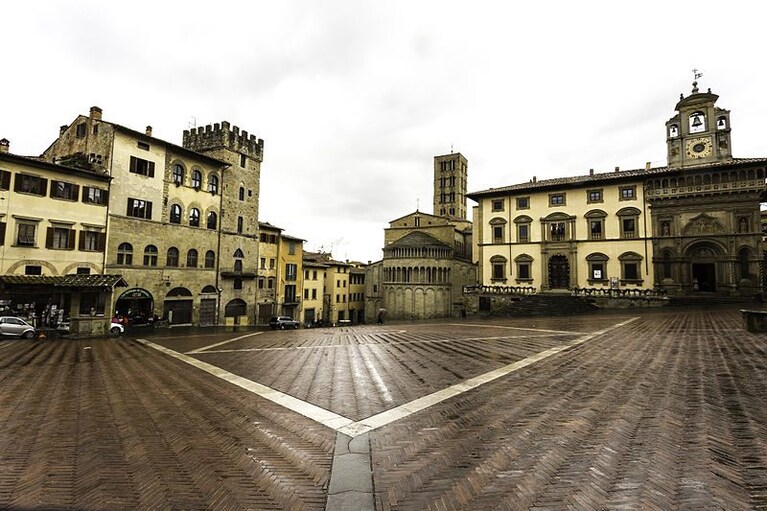 Panoramica di Piazza Grande