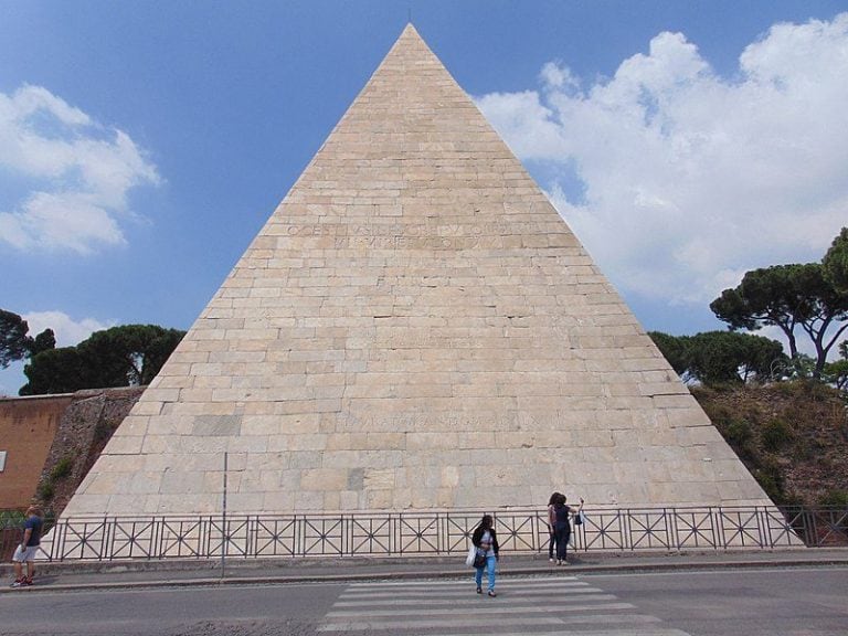 Piramide Cestia un monumento misterioso di Roma Piramide Cestia un monumento misterioso di Roma