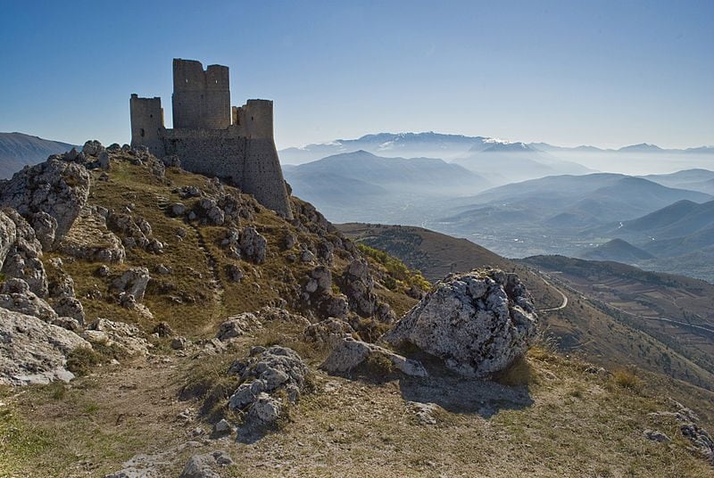 Rocca Calascio. Foto di <a href="https://it.wikipedia.org/wiki/File:Roccacalascio.jpg" target="_blank" rel="nofollow noopener">Paoladc91</a>