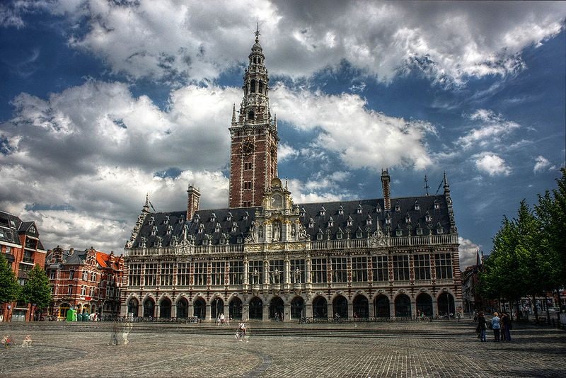 University Library, Leuven. Foto di <a href="https://it.wikipedia.org/wiki/File:Universiteitsbibliotheek_Leuven.jpg" target="_blank" rel="nofollow noopener">Hühnerauge</a>