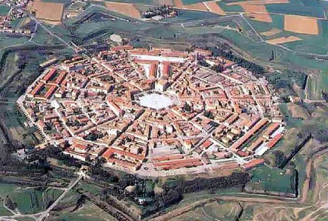 Vista aerea della città di Palmanova. Foto da <a href="https://it.wikipedia.org/wiki/File:Palmanova_aerea.jpg" target="_blank" rel="nofollow noopener">Wikipedia</a>
