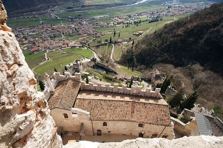 Vista della castello di Avo dalla torre dell'amore