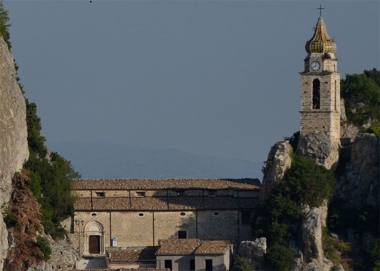 Vista panoranica della chiesa di San Silvestro, Bagnoli del Trigno