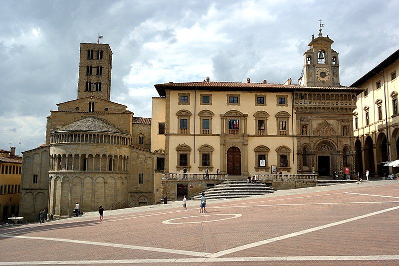 Piazza Grande, Arezzo. Foto di <a href="https://it.wikipedia.org/wiki/File:Arezzo_–_Piazza_Grande.jpg" target="_blank" rel="nofollow noopener">Luca Aless</a>