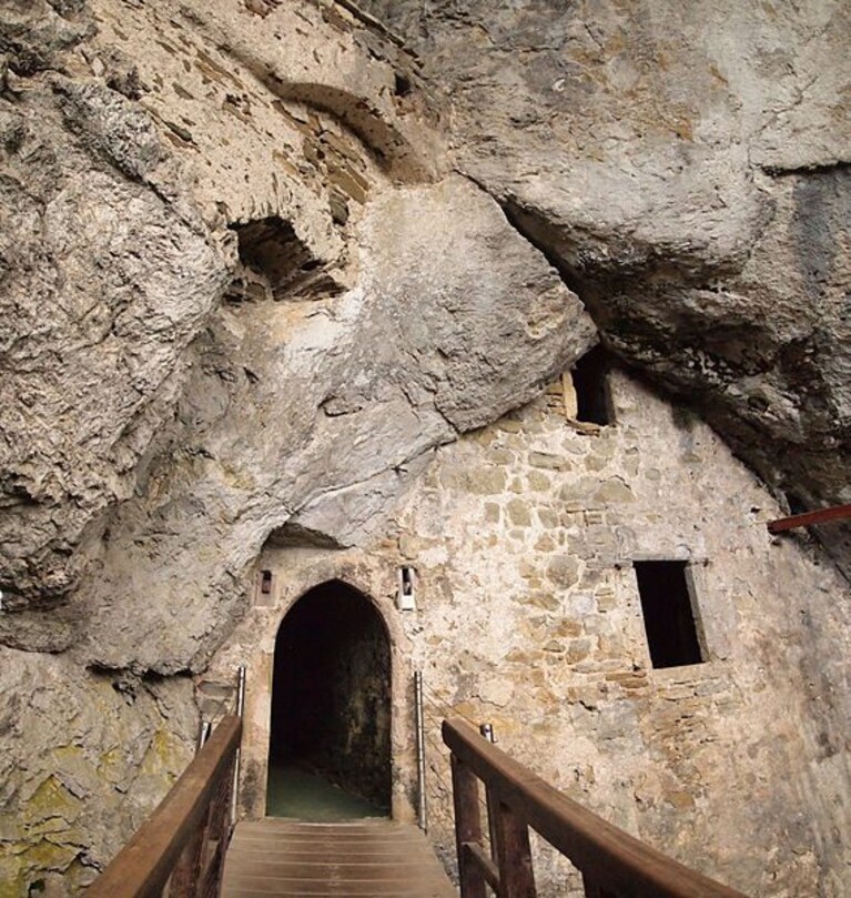 Predjama, ingresso nella grotta