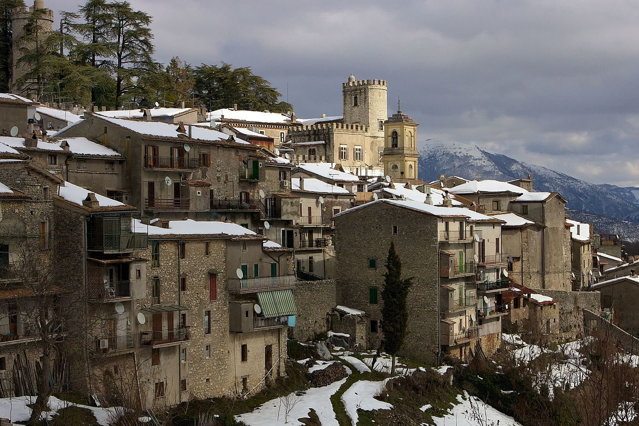 Veduta di Orvinio, in provincia di Rieti. Foto di <a href="https://it.wikipedia.org/wiki/Orvinio#/media/File:Orvinio_(Rieti)_(6918456127).jpg" target="_blank" rel="nofollow noopener">Alessandro Blasi</a>