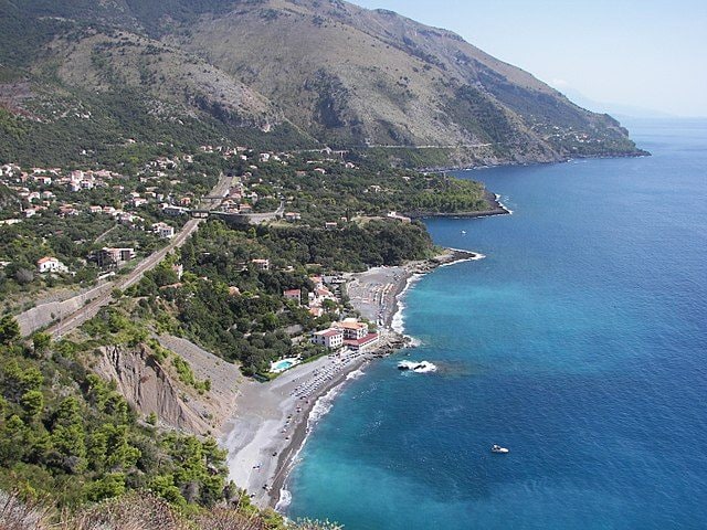 Maratea – Foto <a href="https://commons.wikimedia.org/wiki/File:85046_Maratea,_Province_of_Potenza,_Italy_–_panoramio.jpg" target="_blank" rel="nofollow noopener">Wikimedia Commons</a>