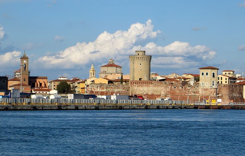 Panorama di Livorno dal Molo Mediceo. Foto di <a href="https://it.wikipedia.org/wiki/File:Livorno_panorama_dal_molo_mediceo_2.JPG" target="_blank" rel="nofollow noopener">Luca Aless</a>