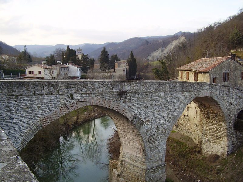 Ponte Romanico a tre arcate sul fiume Metauro. Foto di <a href="https://it.wikipedia.org/wiki/File:Mercatello_sul_Metauro_ponte.JPG" target="_blank" rel="nofollow noopener">Toni Pecoraro</a>
