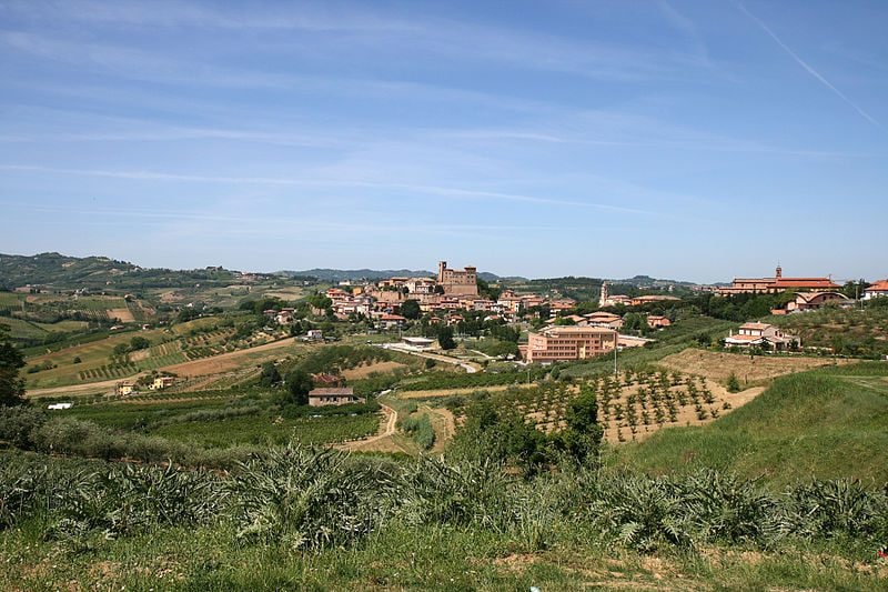 Veduta di Longiano e dintorni. Foto di <a href="https://it.wikipedia.org/wiki/File:Longiano_Italy_ViewSE_matl04426Th.jpg" target="_blank" rel="nofollow noopener">Matl</a>