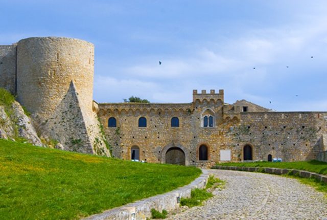 Castello Ducale di Bovino. Foto di <a href="https://www.flickr.com/photos/fiore_barbato/13420401255/" target="_blank" rel="nofollow noopener">Fiore Silvestro Barbato</a>