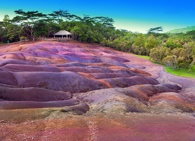 Terre dei sette colori, Chamarel – Foto <a href="https://pixabay.com/it/photos/colore–sabbie–chamarel–mauritius–2381742/" target="_blank" rel="nofollow noopener">SeverS74 Pixabay</a>