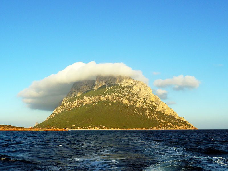 isola di Tavolara. Foto di <a href="https://it.wikipedia.org/wiki/File:Tavolara_profilo.jpg" target="_blank" rel="nofollow noopener">Roberto Mura</a>