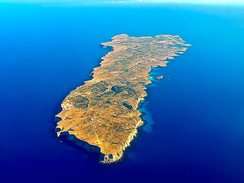 Isola di Lampedusa. Foto di <a href="https://it.wikipedia.org/wiki/File:Lampedusa_island.jpg" target="_blank" rel="nofollow noopener">Luca Siragusa</a>