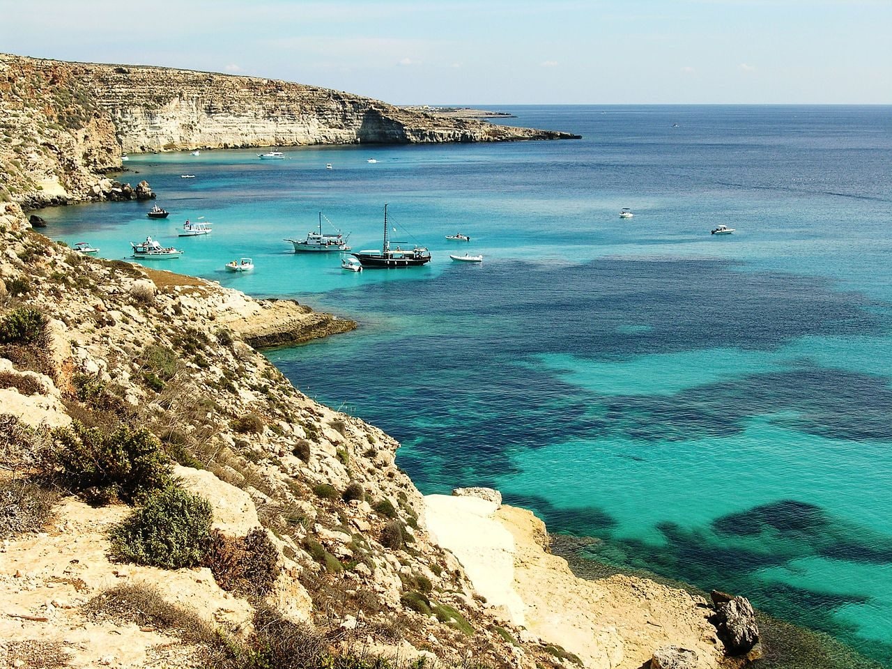 Isole Pelagie, la costa di Lampedusa. Foto di <a href="https://en.wikipedia.org/wiki/Lampedusa#/media/File:Lampedusa_2.JPG" target="_blank" rel="nofollow noopener">Annamariacapicchioni</a>