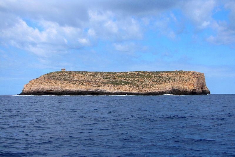 Isolotto di Lmapione. Foto di <a href="https://it.m.wikipedia.org/wiki/File:Lampione_islet.JPG" target="_blank" rel="nofollow noopener">Jeffrey Sciberras</a>