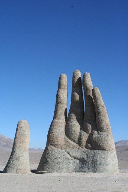 La mano del deserto. Foto di <a href="https://www.flickr.com/photos/brainrotting/4479507410" target="_blank" rel="nofollow noopener">Graham Styles</a>
