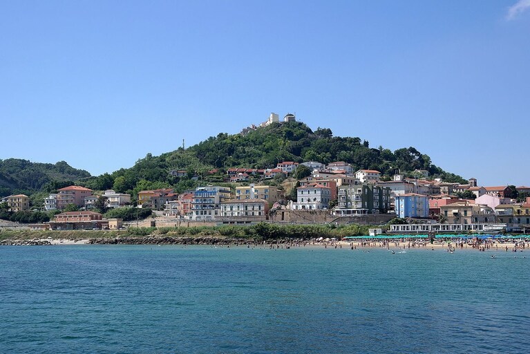 Veduta della frazione di San Vito Marina, con sopra la collina il convento di San Vito Chietino
