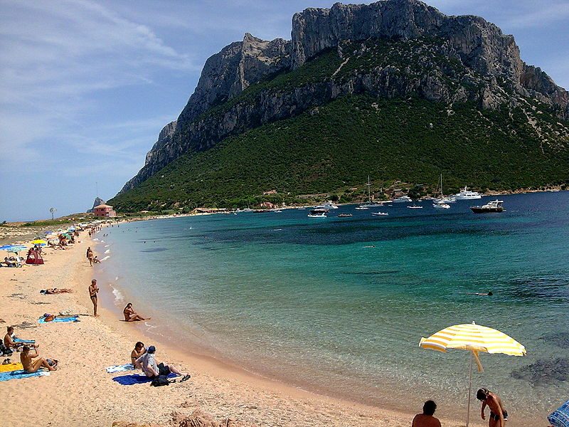 Spiaggia dell’isola di Tavolara. Foto di <a href="https://it.wikipedia.org/wiki/File:Isola_di_tavolara.jpg" target="_blank" rel="nofollow noopener">Lupanino</a>