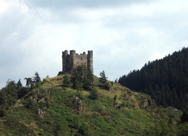 Castello di Alleuze – Foto <a href="https://commons.wikimedia.org/wiki/File:Chateau_Alleuze_1.png" target="_blank" rel="nofollow noopener">Wikimedia Commons</a>