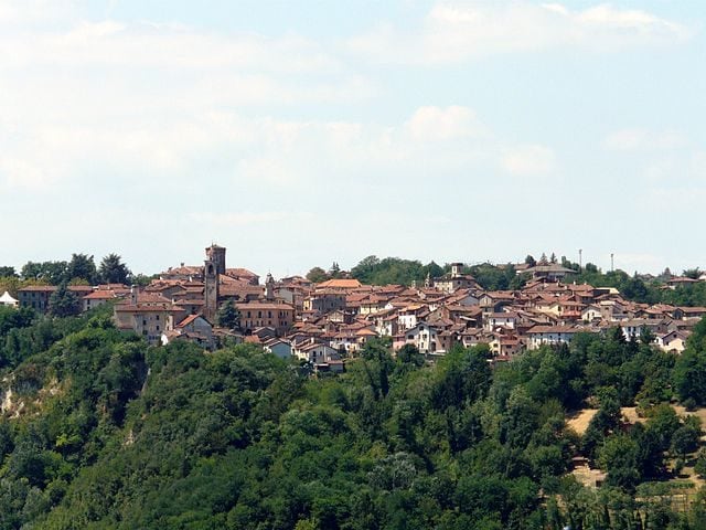 Rocca Grimalda – Foto <a href="https://it.wikipedia.org/wiki/File:Rocca_Grimalda–panorama_generale.jpg" target="_blank" rel="nofollow noopener">Wikipedia</a>