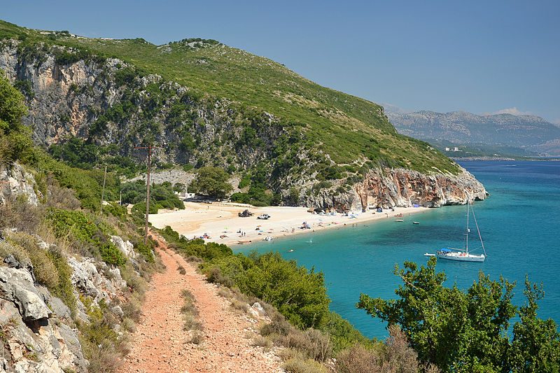 Gjipe Beach, Albania. Foto di <a href="https://it.wikipedia.org/wiki/File:Gjipe_beach,_Albania.JPG" target="_blank" rel="nofollow noopener">Pudelek</a>