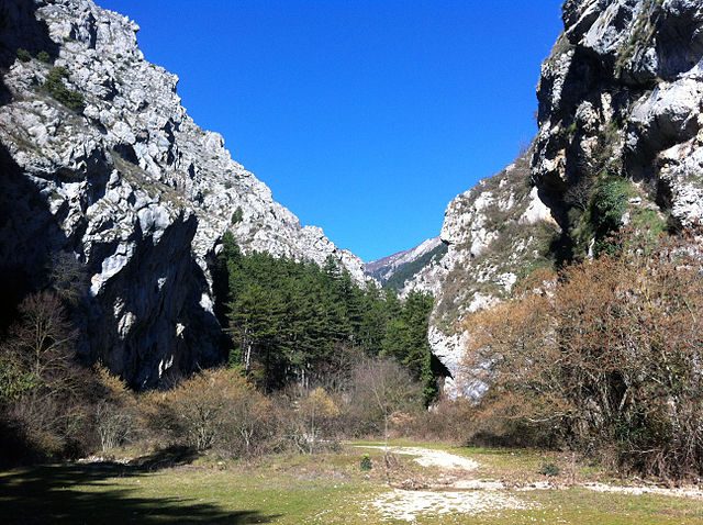Gole di Celano – Foto <a href="https://it.wikipedia.org/wiki/File:Gole_di_Celano_(4).jpg" target="_blank" rel="nofollow noopener">Wikipedia</a>