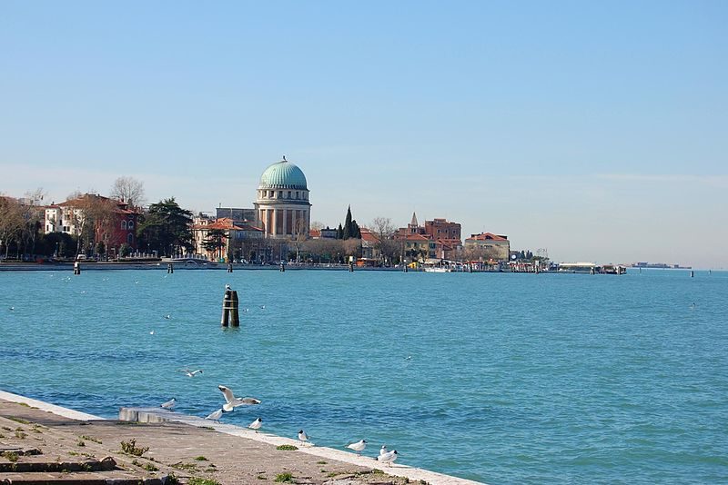Lido di Venezia. Foto di <a href="https://commons.wikimedia.org/wiki/File:Lido_di_Venezia_–_panoramio.jpg" target="_blank" rel="nofollow noopener">h_laca</a>