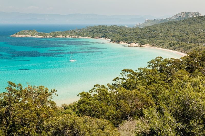 Isola di Porquerolles. Foto di <a href="https://commons.wikimedia.org/wiki/File:Porquerolles–1.jpg" target="_blank" rel="nofollow noopener">Emmanuel Ponsot</a>