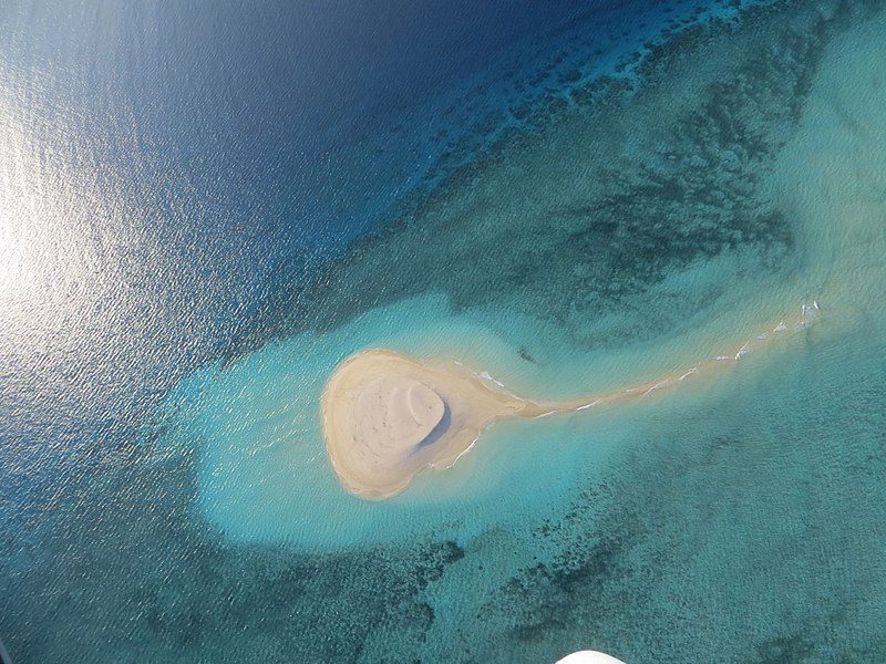 Vista della isoletta di sabbia bianca di Mayotte. Foto di <a href="https://it.wikipedia.org/wiki/File:%C3%8Elot_de_Sable_Blanc_2.jpg" target="_blank" rel="nofollow noopener">Frédéric Ducarme</a>