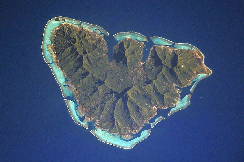 Isola di Moorea. Foto da <a href="https://commons.wikimedia.org/wiki/File:Moorea_ISS006.jpg" target="_blank" rel="nofollow noopener">Wikipedia</a>