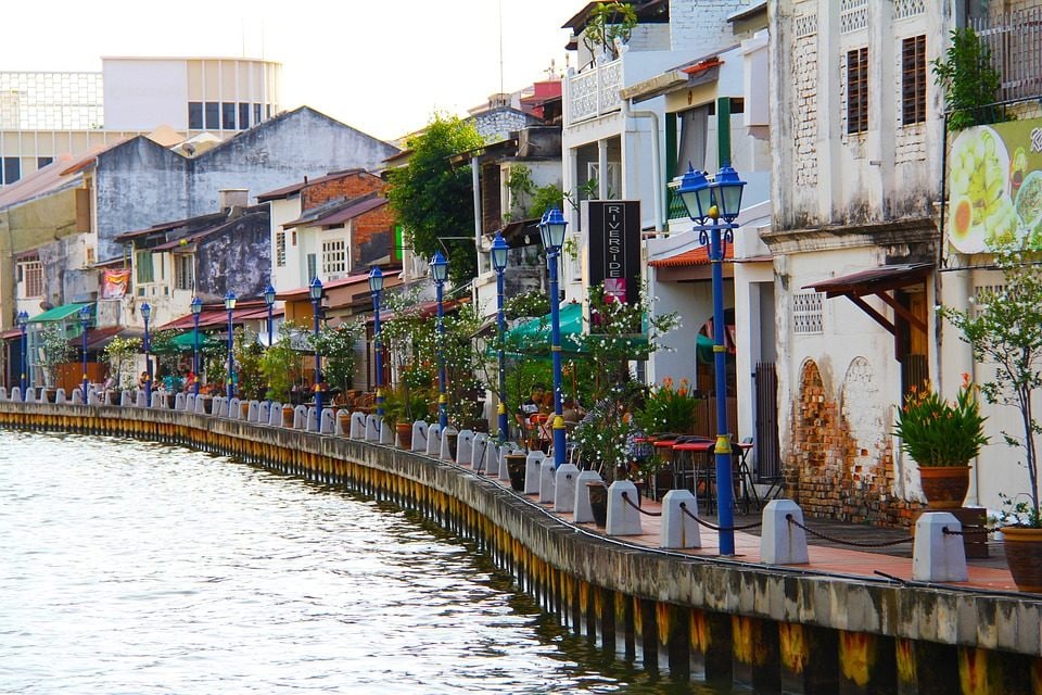Lungofiume di Malacca. Foto di <a href="https://pixabay.com/photos/river–malacca–river–city–cafe–957061/" target="_blank" rel="nofollow noopener">sharonang</a>