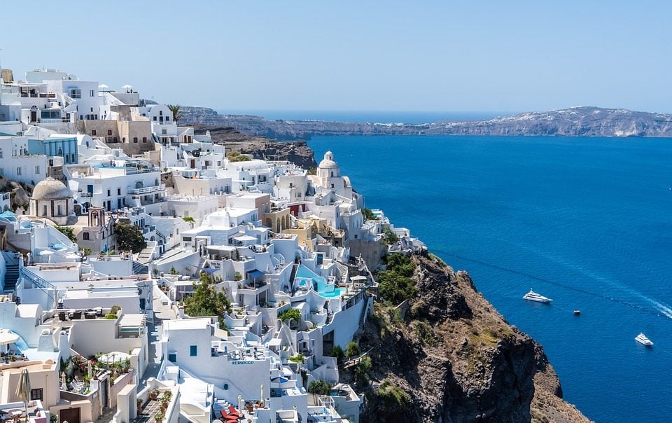 Panorama di Santorini. Foto di <a href="https://pixabay.com/it/photos/santorini–oia–grecia–acqua–1571410/" target="_blank" rel="nofollow noopener">Mariamichelle</a>