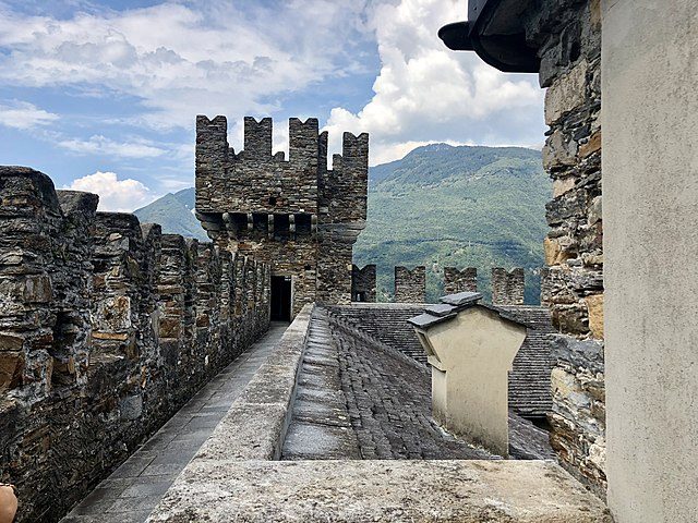 Castello di Sasso Corbaro – Foto <a href="https://commons.wikimedia.org/wiki/File:Castello_di_Sasso_Corbaro_view_of_walls_walkaway_1.jpg" target="_blank" rel="nofollow noopener">Wikimedia Commons</a>