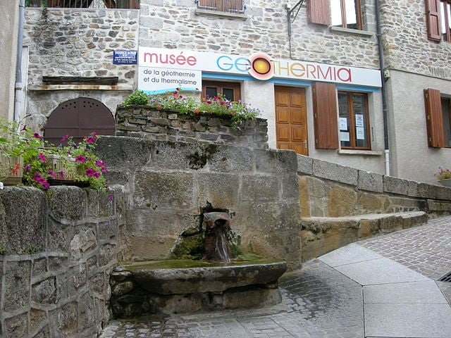 Fontana e Museo Geothermia – Foto <a href="https://fr.wikipedia.org/wiki/Fichier:Chaudes–Aigues–Source–Mus%C3%A9e.JPG" target="_blank" rel="nofollow noopener">Wikipedia</a>