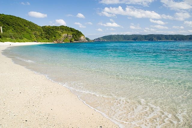 Okinawa, isola di Zamami, Furuzamami Beach – Foto <a href="https://it.wikipedia.org/wiki/File:Furuzamami_beach_Okinawa_Zamami.jpg" target="_blank" rel="nofollow noopener">Wikipedia</a>