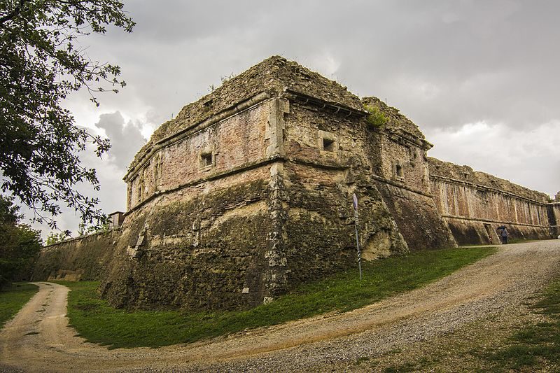 Fortezza di Poggio Imperiale. Foto di <a href="https://commons.wikimedia.org/wiki/File:Fortezza_di_Poggio_Imperiale_1_Poggibonsi.jpg" target="_blank" rel="nofollow noopener">Valeri Rossano</a>