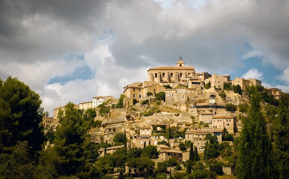 Gordes. Foto di <a href="https://pixabay.com/it/photos/gordes–vaucluse–luberon–provenza–1511659/" target="_blank" rel="nofollow noopener">siala</a>