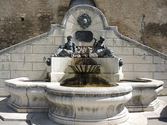 Fontana di Piazza Umberto – Foto <a href="https://it.wikipedia.org/wiki/File:Pettorano_sul_Gizio_11.JPG" target="_blank" rel="nofollow noopener">Wikipedia</a>